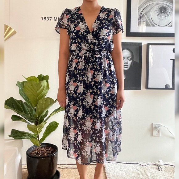 Dresses & Skirts - Floral Chiffon Midi Dress